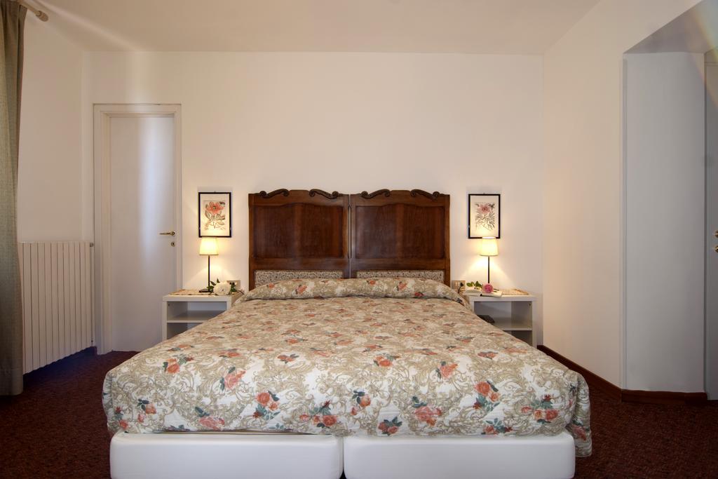Hotel Mariano Гарняно Стая снимка